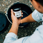 Pflegepaste Gusseisen und Schmiedeeisen in der Hand, bereit zur Anwendung auf einem Dutch Oven.