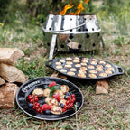 Poffertjespfanne mit frischen Beeren und Mini-Pfannkuchen am Lagerfeuer im Freien.