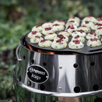 Poffertjespfanne mit gebackenen Mini-Pfannkuchen auf dem Atago Grill im Freien