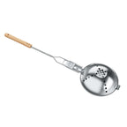 Petromax Popcornmaker mit ergonomischem Buchenholzgriff für zubereitetes Popcorn über offenem Feuer.