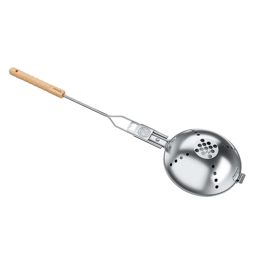 Petromax Popcornmaker mit ergonomischem Buchenholzgriff für zubereitetes Popcorn über offenem Feuer.