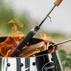Das Sandwicheisen toastet leckere Sandwiches am Lagerfeuer in der Glut.