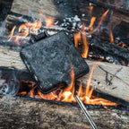 Sandwicheisen auf einem Lagerfeuer, ideal zum Toasten von Snacks und Sandwiches.