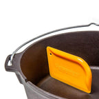 Schaber Feuertöpfe & Pfannen mit passgenauer Form zur Reinigung von Guss- und Schmiedeeisen.