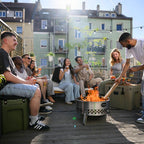 Vielseitige Feuerschale Tyropit im Garten umgeben von Freunden, die genießen und feiern.