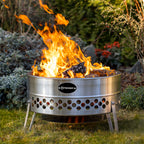 Feuerschale Tyropit mit loderndem Feuer und Holz im Garten, ideal für rauchfreies Lagerfeuerambiente.