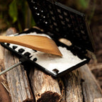 Waffeleisen auf Holz mit Holzspatel und Waffelteig für Outdoor Backen.