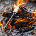 Stockbrot Spieß mit Gusseisenspitze hält Stockbrot über offenen Flammen für perfekte Zubereitung.