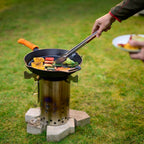 Anzündkamin für Holzkohle schnell: Gemüse wird auf einem Grill zubereitet.