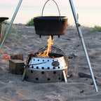 Atago Grillrost Durchmesser 34 cm mit Feuerstelle und Kessel am Strand, ideal zum Grillen und Kochen.