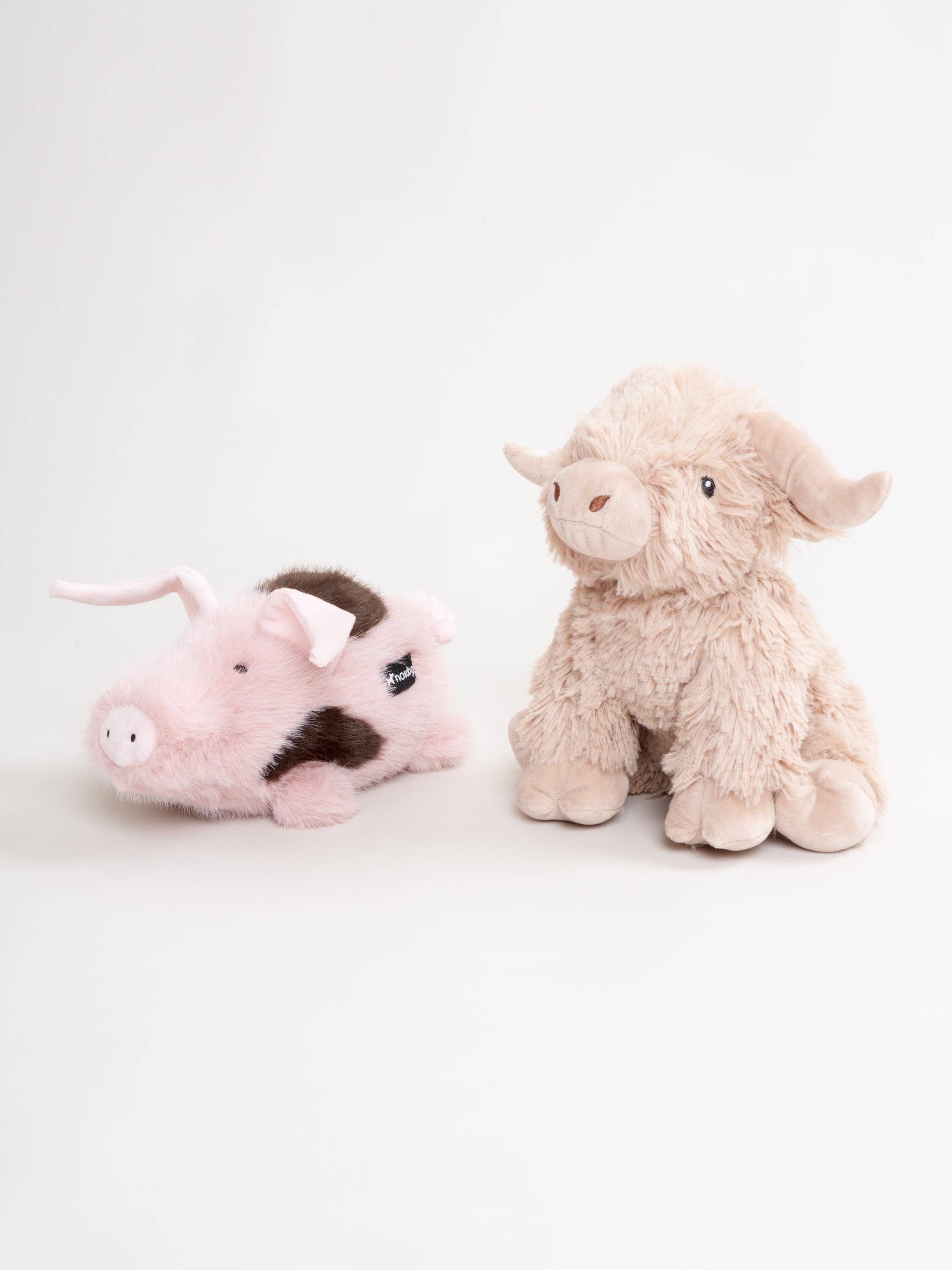Flauschiges Hundespielzeug Highland-Kuh und ein rosa Plüschschwein Kasper von Nordog.