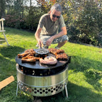 Grillplatte Tyropit und Pyron in Gebrauch beim Grillen mit verschiedenen Lebensmitteln im Freien.
