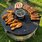 Grillplatte Tyropit und Pyron mit gegrilltem Hähnchen, Würstchen und Spießen auf Feuerstelle.