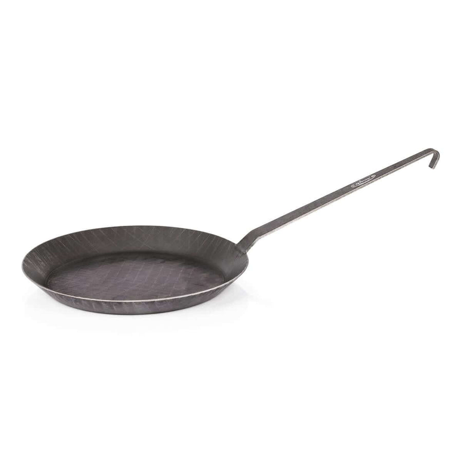 Schmiedeeiserne Pfanne von Petromax, 32 cm, hitzebeständig für perfekte Röstaromen in der Outdoor-Küche.