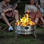 Feuerschale Tyropit mit loderndem Feuer, ideal für gemütliche Abende im Garten mit Freunden.
