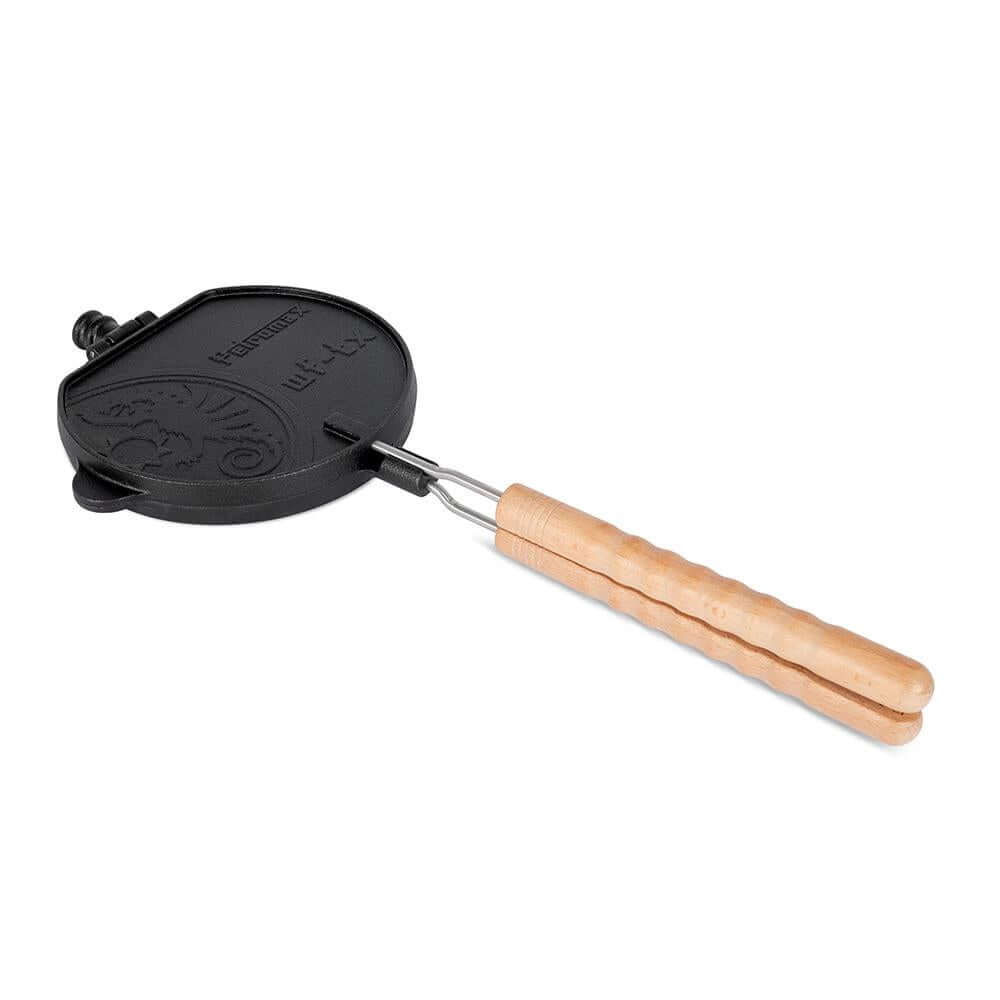 Waffeleisen von Petromax mit Holzgriff, ideal für das Backen von zwei Waffeln über offenem Feuer.